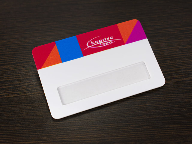 пластиковый бейджик с окном и логотипом