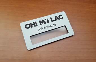 бейдж с логотипом из пластика