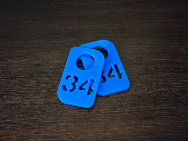 номерок для гардероба из оргстекла